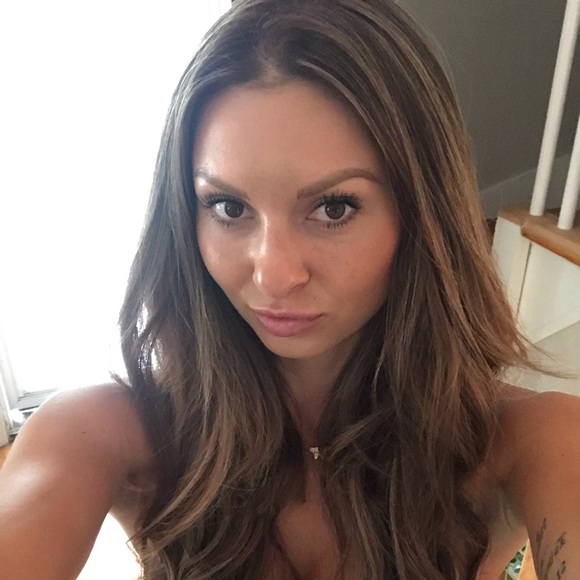 Meet your Posher, Stacie - Picture 2 of 5